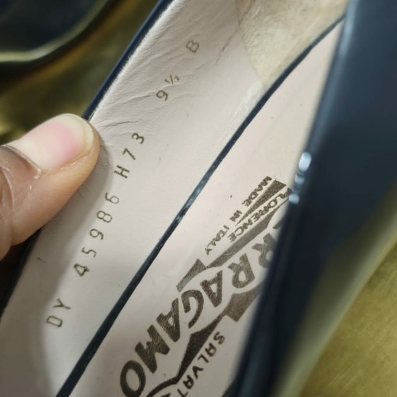 Salvatore Ferragamo Navy Blue Patent Peep-Toe Kitten Heels Size 9.5 B🌴 - Picture 9 of 10